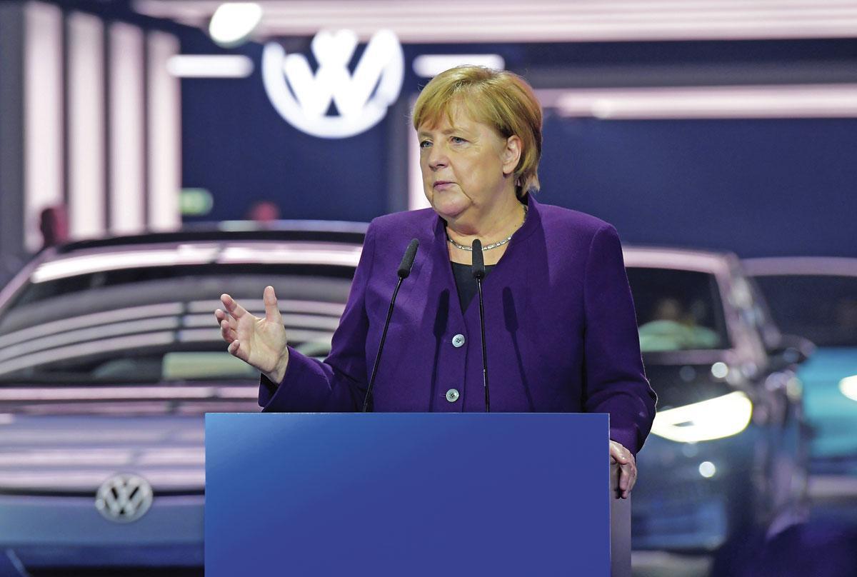 ONDER STROOM Kanselier Angela Merkel kwam de massaproductie van de e-auto van VW lanceren.