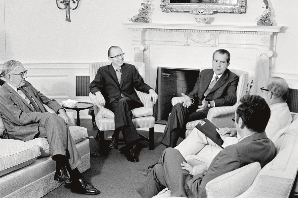 CAMP DAVID op 15 augustus 1971 plaatste Nixon de wereld voor een voldongen feit: dollars waren niet langer inwisselbaar tegen goud.