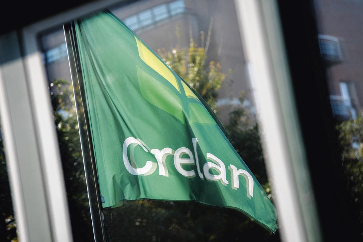 CRELAN Crelan verbindt zich ertoe de schade- verzekeringen van AXA via zijn net te verdelen.
