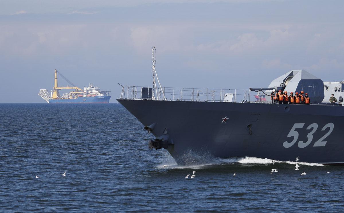 RUSSISCHE OORLOGSBODEMS Met de regelmaat van een klok stuurt Rusland oorlogsschepen door het Kanaal.