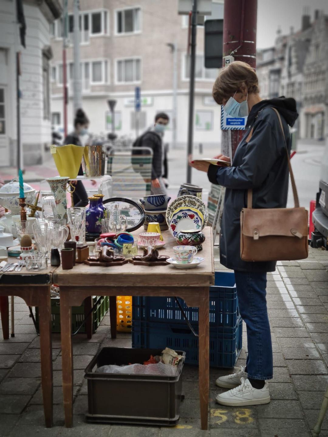 L'ambiance populaire du marché aux puces Bij Sint-Jacobs