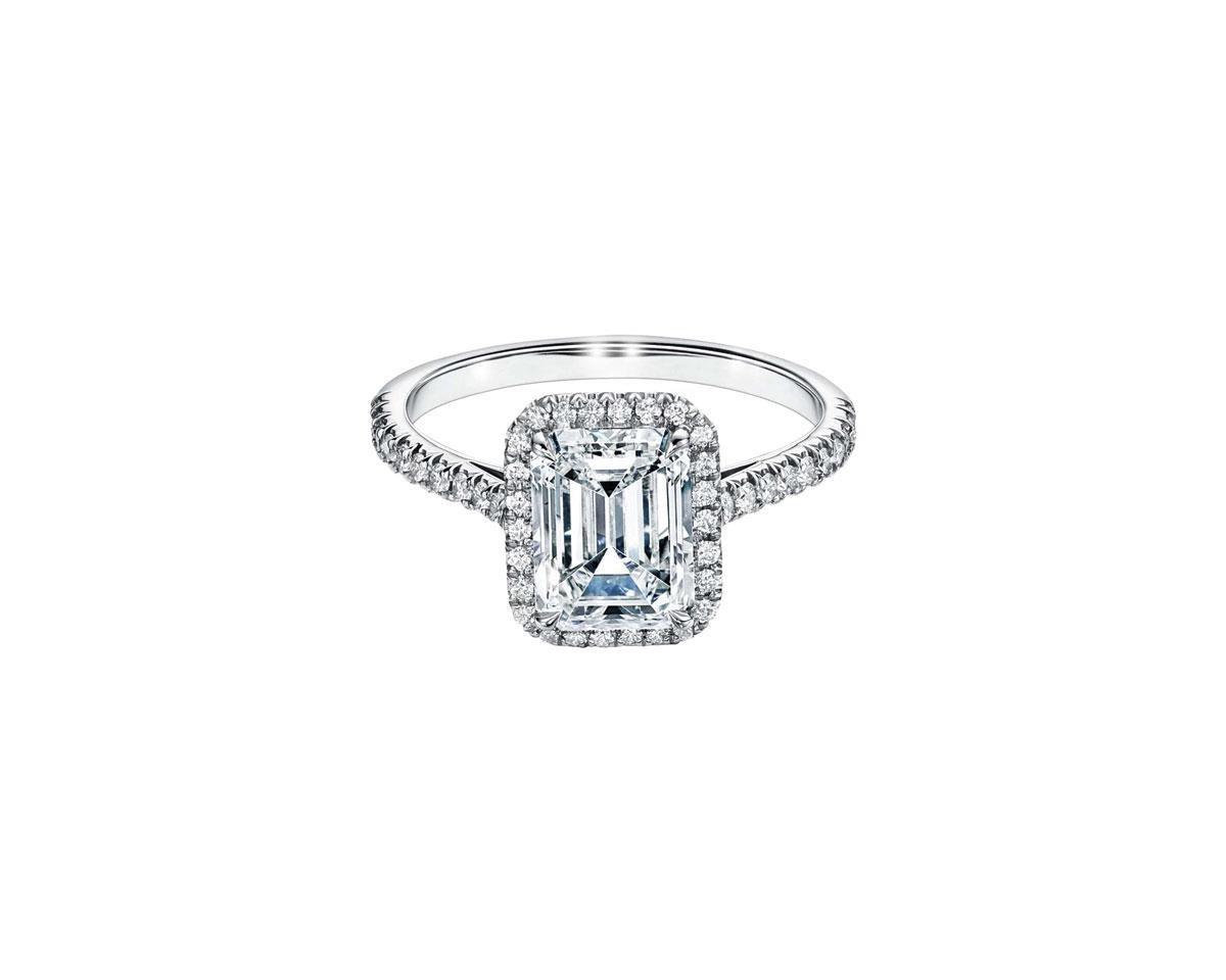 Bague avec diamant taille émeraude Tiffany & Co, prix sur demande www.tiffany.com