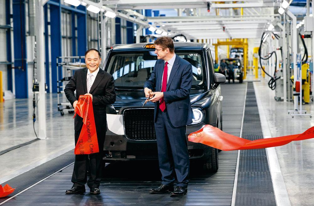 Li Shufu aux côtés du secrétaire d'Etat britannique Greg Clark, lors de l'inauguration de la nouvelle usine de LEVC (taxis londoniens) à Coventry en 2017.