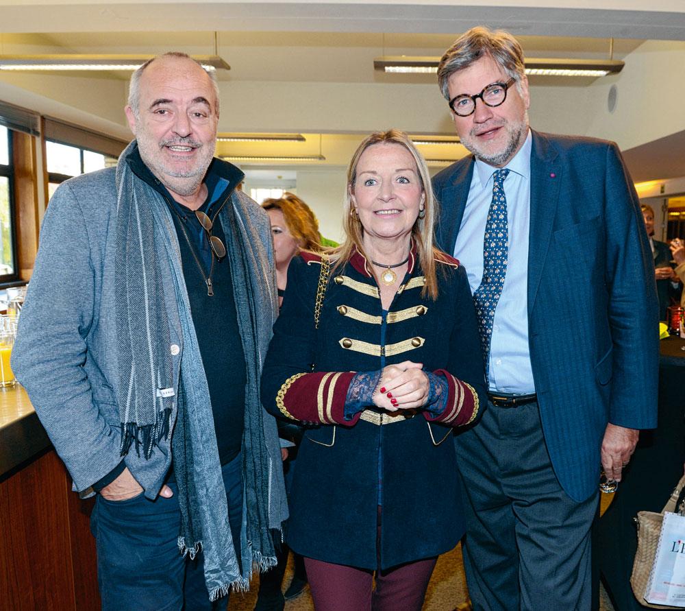 Luc Deleuze, président de la Fédération des Architectes de Belgique, et Yves de Jonghe d'Ardoye, échevin de la Culture à Ixelles, entourent l'avocate Claude Collard.