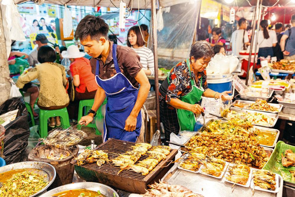 La street food est délicieuse et très bon marché. Les Thaïs l'adorent car elle leur fait gagner du temps.
