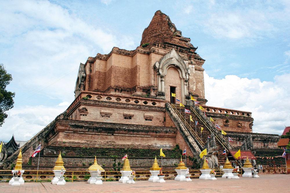 40.000 temples (chedis ou wats) pour 400.000 moines en Thaïlande.