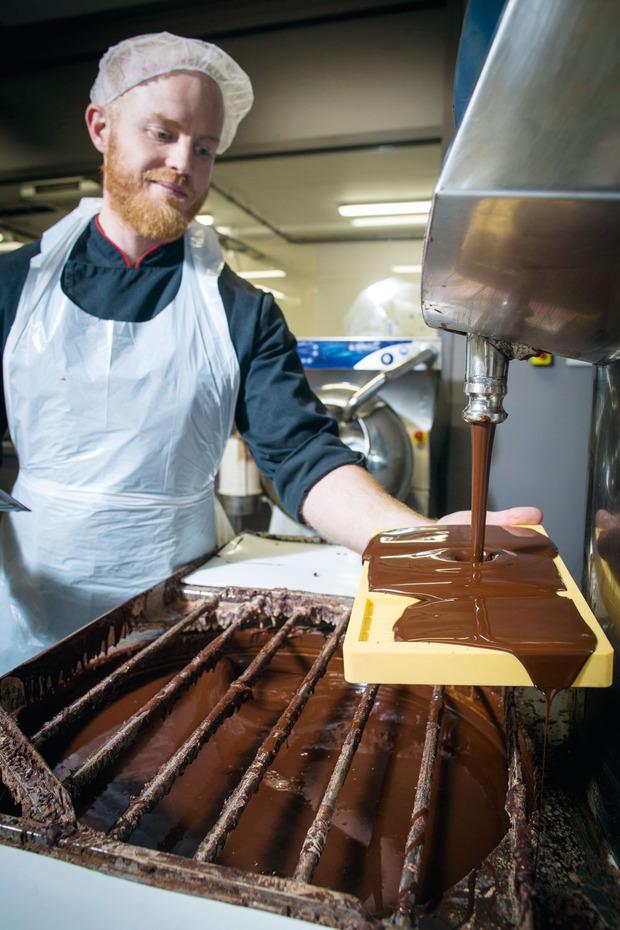 En blocs - Darcis fabrique 200 kg de chocolat par jour. Un volume susceptible d'augmenter. L'atelier ne fabrique de chocolat que deux à trois jours par semaine. Avec un kilo de chocolat, Darcis produit en moyenne 13 tablettes. 