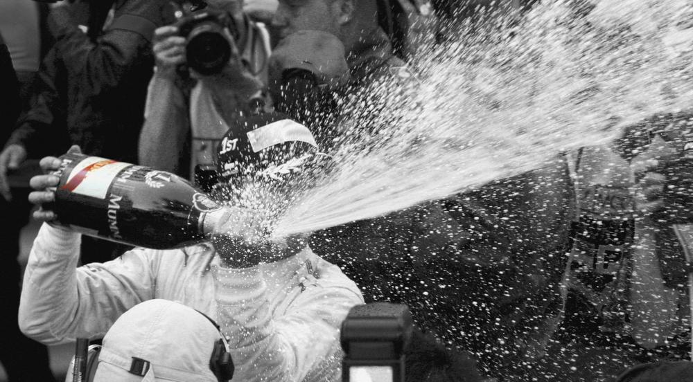 L'arrosage au champagne à l'issue d'une compétition automobile est devenue une tradition.