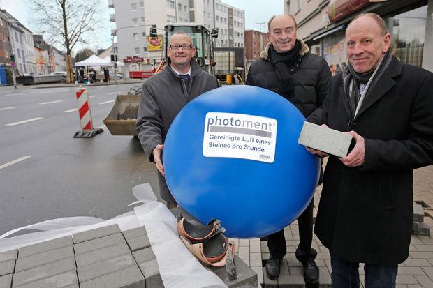 Le maire de Bottrop Bernd Tischler (à droite) inaugure les premiers pavés anti-smog de la ville.