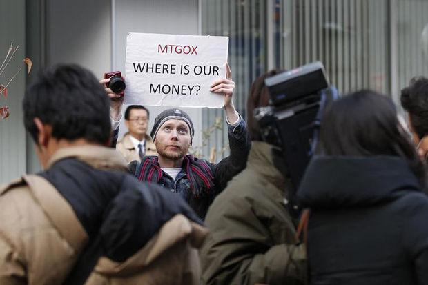 Un trader spécialisé dans la cryptomonnaie proteste contre MtGox en février 2014.