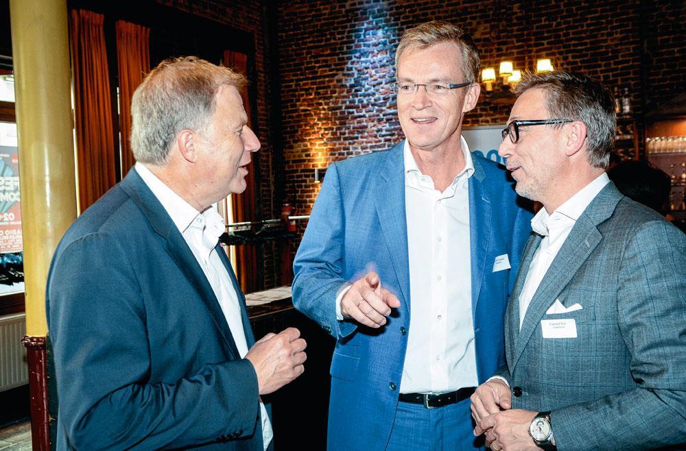 Pierre Rion et François Blondel, vice-présidents  de 100.000 entrepreneurs en pleine discussion  avec Eric Everard.