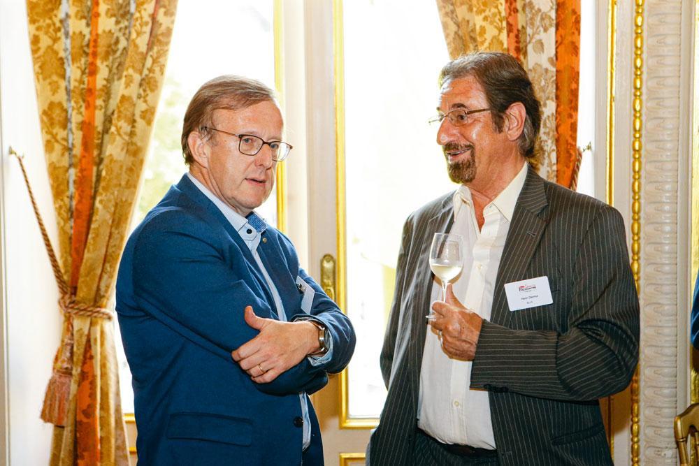 Baudouin Durieux, administrateur délégué de Sambre et Meuse Industries, converse avec Henri Dermul, gérant de R.I.C.
