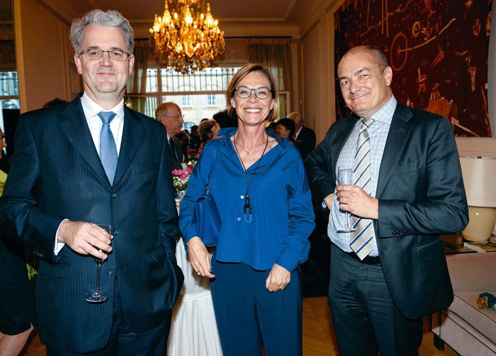 Baudouin de Marnix et Corine Legrand, respectivement directeur général et responsable de la clientèle française d'Indosuez Wealth Management en Belgique, et Arnaud Grémont, independent management consultant.
