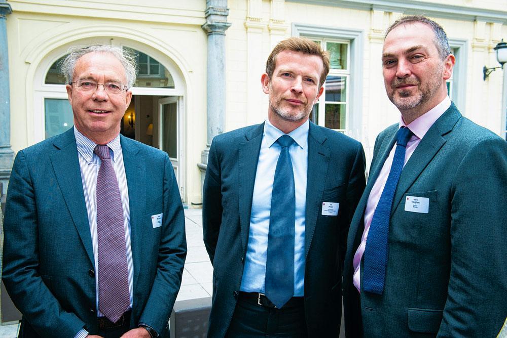John Stuyck, éditeur de The Bulletin, aux côtés de Tom Parker et Glenn Vaughan, respectivement vice-président  et directeur de la British Chamber of Commerce.
