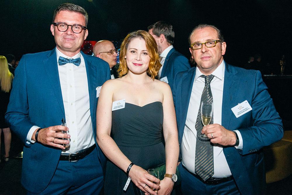 Jan Mendes, COO d'ACA IT-Solutions, Eszter Mészaros, contract manager chez Source, et Bernard Fornaroli, partner manager chez Konica Minolta Business Solutions Belgium.