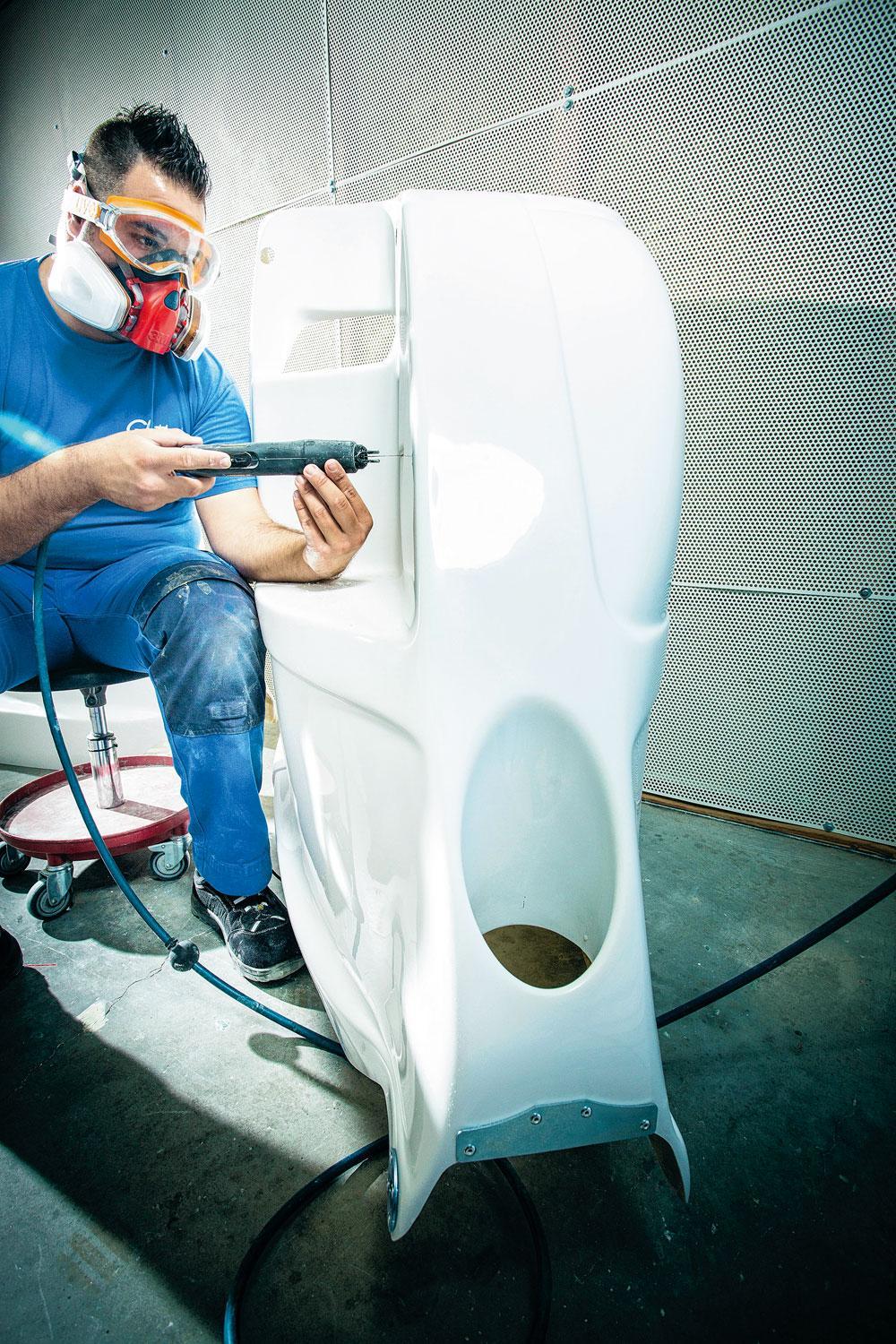 Le travail sur la carrosserie Quand elles arrivent à l'usine d'Andenne, les carrosseries en polyester qui habillent les aspirateurs sont à l'état brut. Leur coupe doit encore être affinée, et il faut procéder à quelques aménagements, comme la découpe de boîte à gants. Des bandes réfléchissantes et antichocs sont également ajoutées.