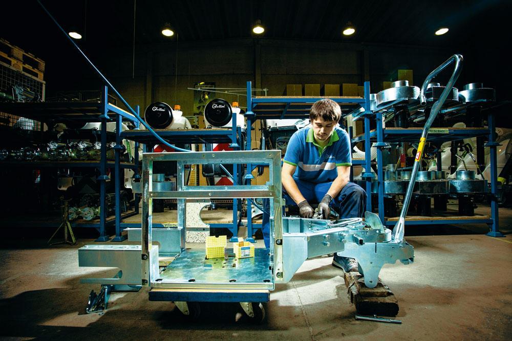 L'assemblage Sur le châssis, les différents éléments, dont le moteur, sont solidement fixés. L'opération se termine avec le câblage du tableau bord, d'où l'on commande toutes les fonctions de la machine, grâce à une quarantaine de connexions.