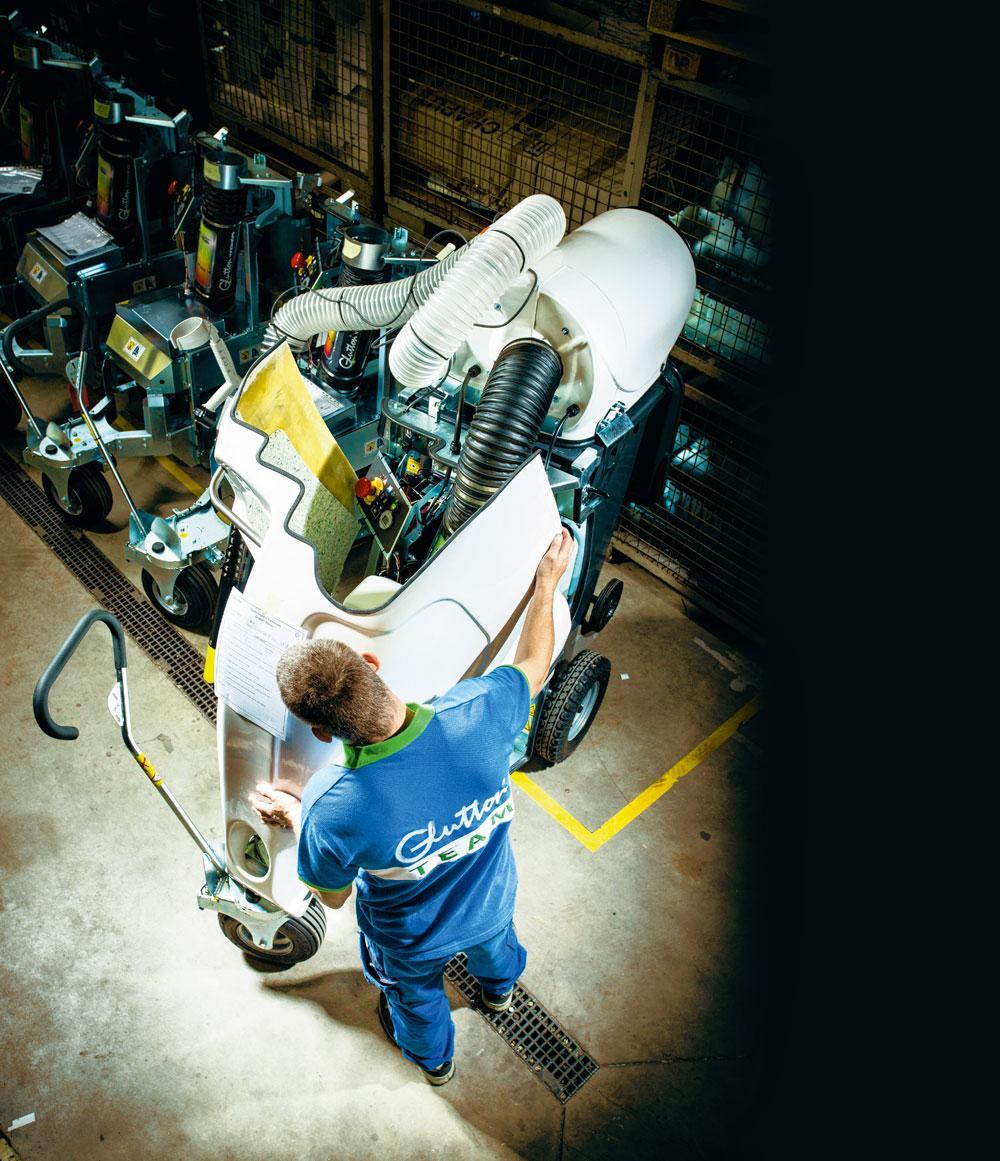 La pose de la carrosserie Il est maintenant temps d'installer les dernières composantes, tels le capot arrière et la buse d'aspiration. D'autres éléments optionnels, comme la boîte à gants, finalisent l'assemblage. Au tour du capot en polyester de recouvrir ensuite toute cette technologie.