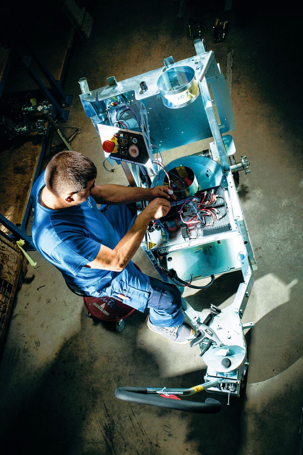 L'assemblage Sur le châssis, les différents éléments, dont le moteur, sont solidement fixés. L'opération se termine avec le câblage du tableau bord, d'où l'on commande toutes les fonctions de la machine, grâce à une quarantaine de connexions.