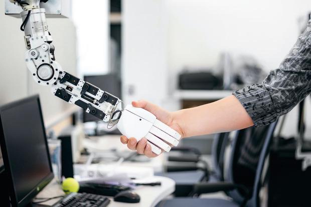 À l'avenir, la collaboration forcée entre les travailleurs et robots s'imposera dans nombre de métiers.