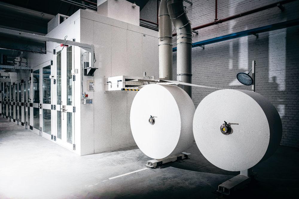 3 Moulin à papier - La première véritable étape de la production consiste à moudre les feuilles de papier. Les maillets du moulin foulent le papier jusqu'à obtenir une sorte d'ouate. Après l'ajout de la poudre super absorbante, le matériau est prêt pour constituer l'âme de la couche.
