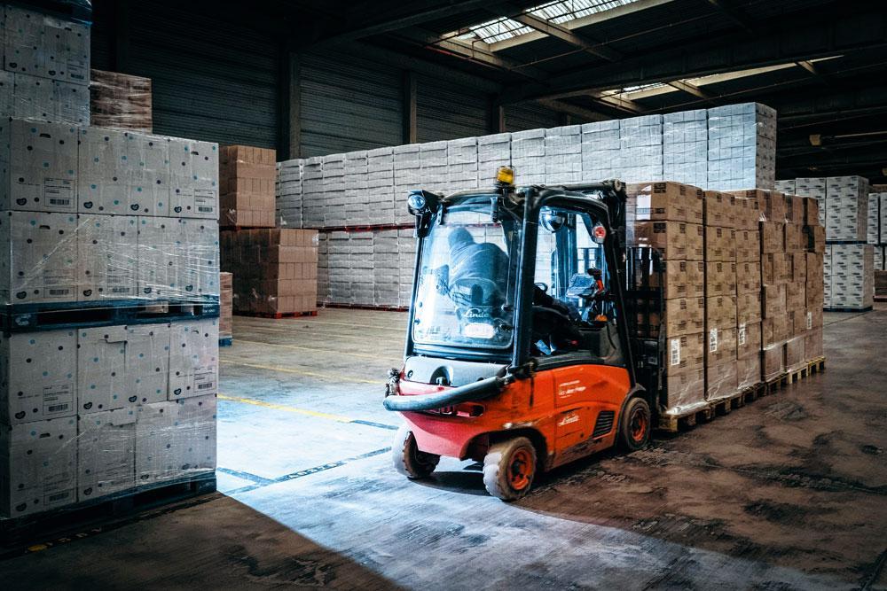 6 Stockage et logistique - Les entrepôts d'Eeklo ont une capacité de 15.000 palettes, mais Ontex stocke également sa production dans un grand nombre d'entrepôts externes. Chaque année, quelque 10.000 camions défilent à l'usine d'Eeklo pour emporter un chargement de produits finis.