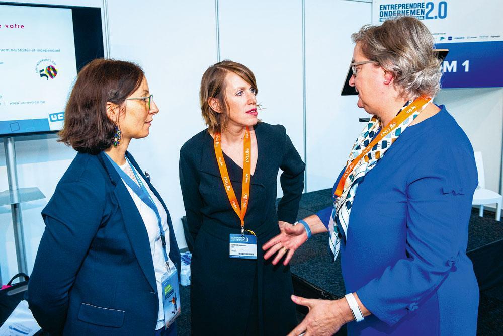 Jamila Ferjaoui et Clarisse Ramakers, respectivement conseiller starters & indépendants et directrice du service d'Etudes de l'UCM, écoutent avec intérêt Anne Vanderstappen, administrateur général de l'Inasti.