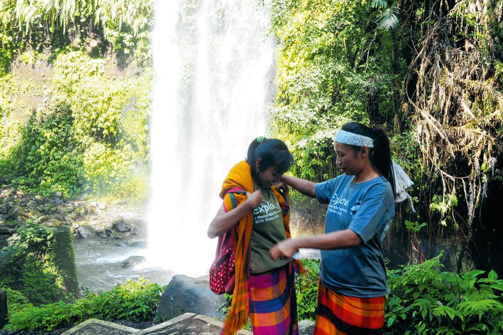 Les femmes de Senaru bousculent les traditions. Trekkeuses sur le volcan ou sous les cascades et militantes pour leur émancipation.