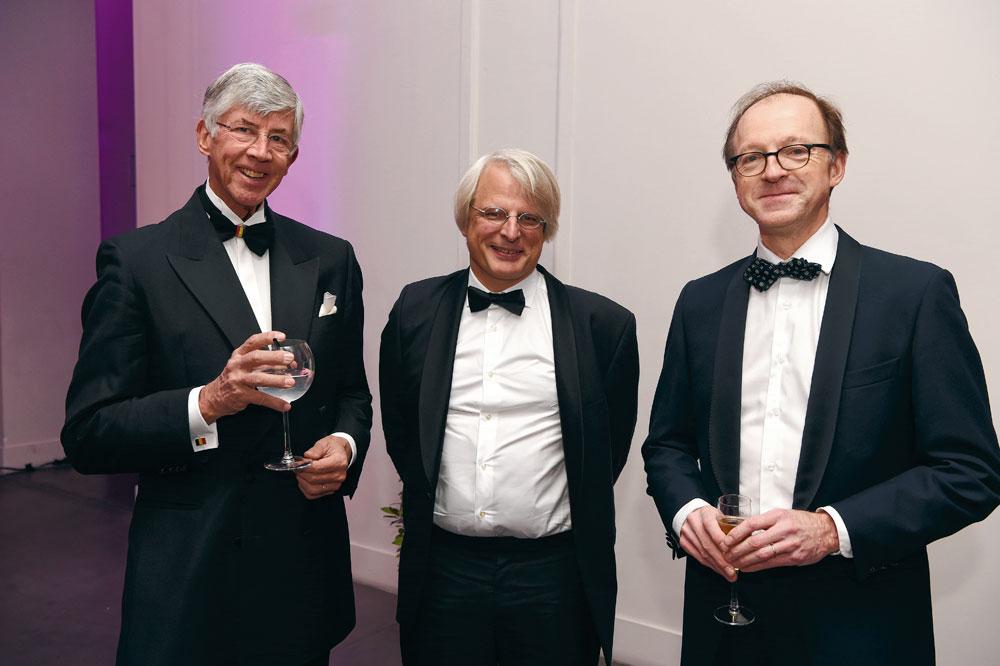 Alain de Waele et Benoît Loore, respectivement secrétaire général  et directeur  du Fonds Baillet-Latour, entourent Reginald  Beyaert, directeur général de l'IRSA.