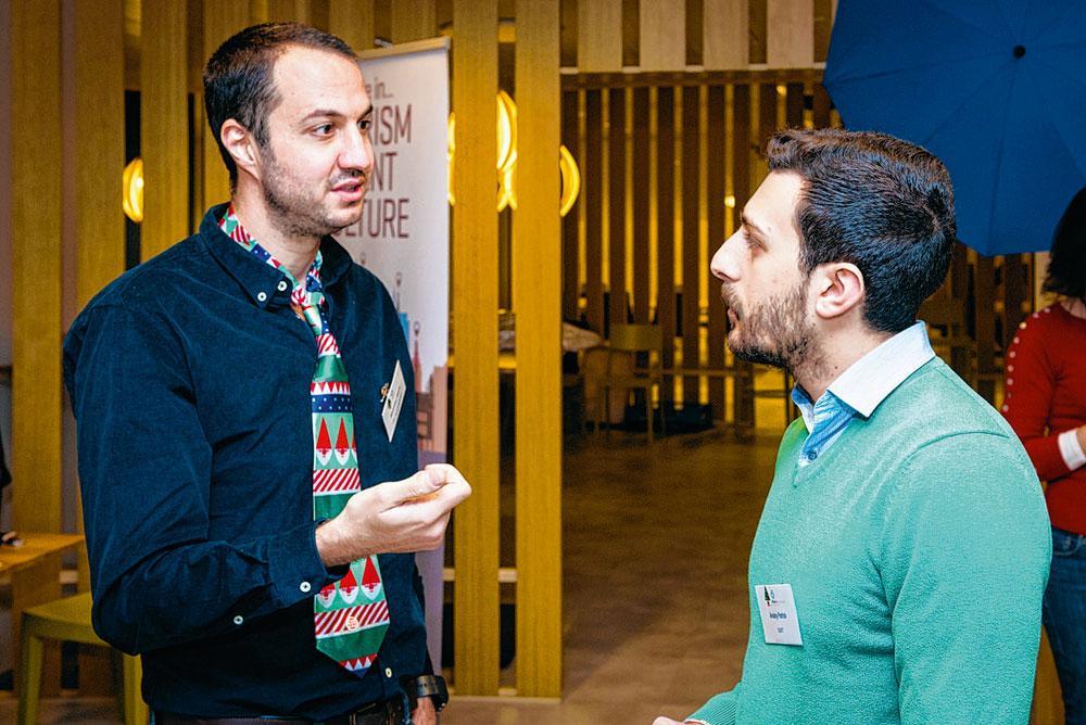 Gabriel Abedrabbo, senior researcher de l'UCL qui développe le projet SpineDyn, discute avec Patrick Andary, marketing architect chez Ouat !