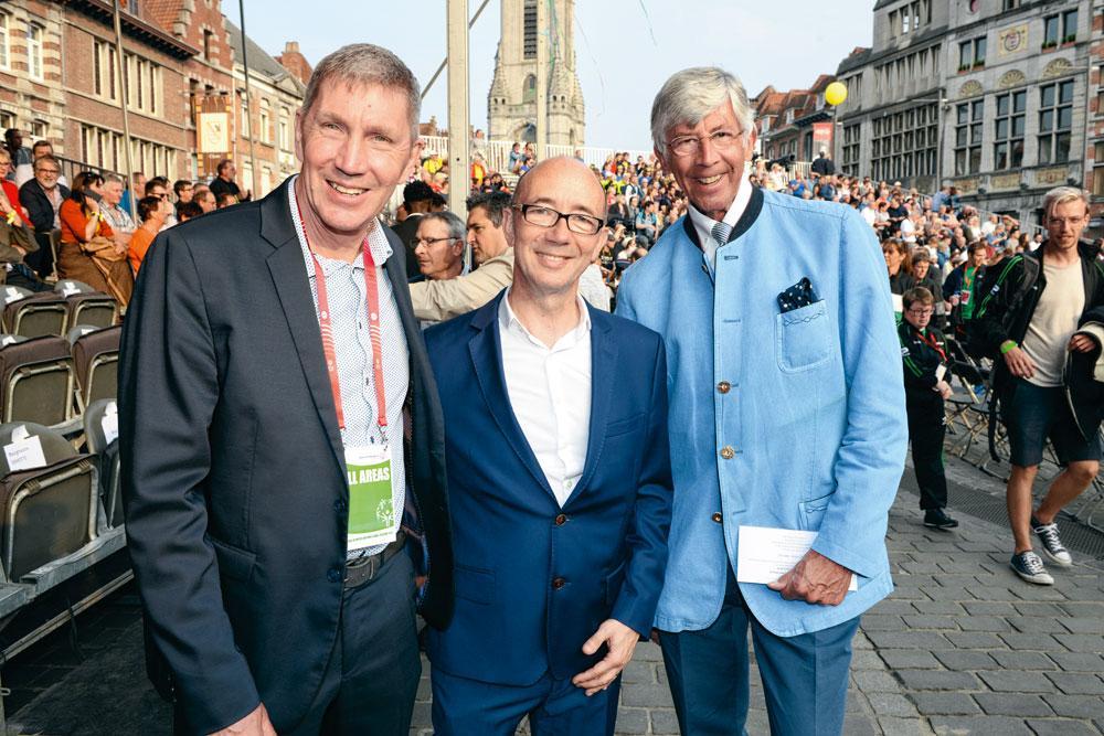 Le ministre-président de la Fédération Wallonie-Bruxelles, Rudy Demotte, entouré d'Eddy Beckers, national games director de Special Olympics Belgium, et Alain De Waele, secrétaire général du Fonds InBev-Baillet Latour.