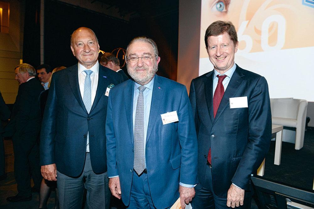 Le ministre d'Etat Herman De Croo, entouré de Wouter De Geest et Yves Verschueren, respectivement président et administrateur délégué d'Essenscia.