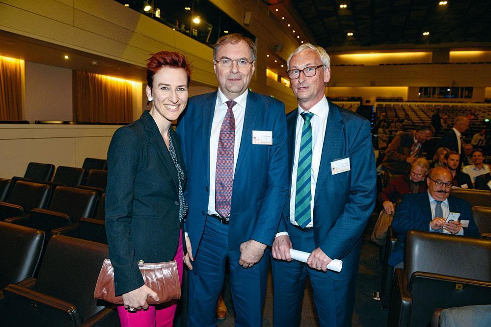 Tineke Van hooland, directrice des affaires extérieures chez AbbVie, Luc Delagaye, président d'Agfa Materials, et Frank Daman, administrateur délégué d'Evonik Antwerpen.