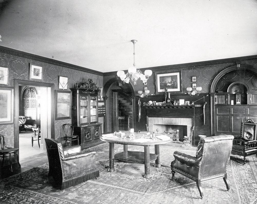Le Porcellian, Un de ses salons, photographié en 1909.