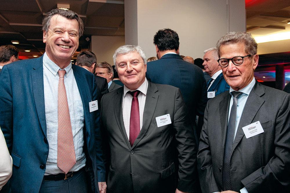 Renaud  Bentégeat, administrateur  de CFE, et  Louis-Marie Piron, Manager  de l'Année  2014 (Thomas  & Piron),  entourent  Louis de  Halleux, managing director  de Fidentia Luxembourg.