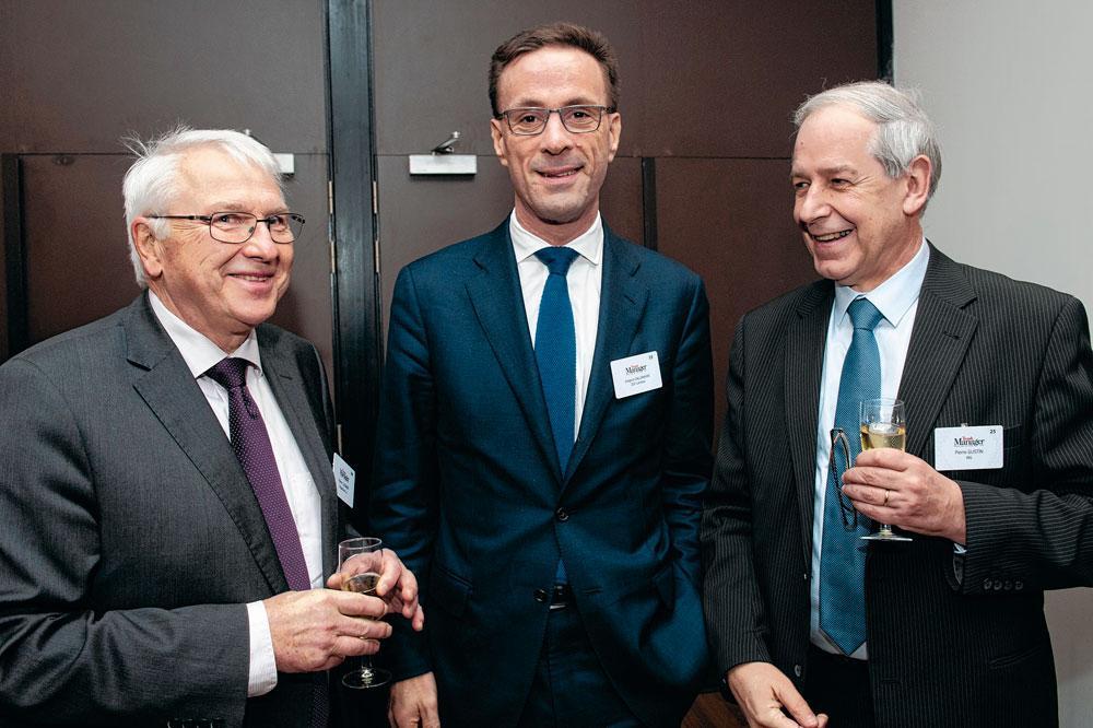 Pierre Cuisinier, Manager de l'Année 2005 (Caterpillar), Grégoire Dallemagne, CEO d'EDF Luminus, et Pierre Gustin, directeur entreprises et institutionnels Wallonie chez ING.