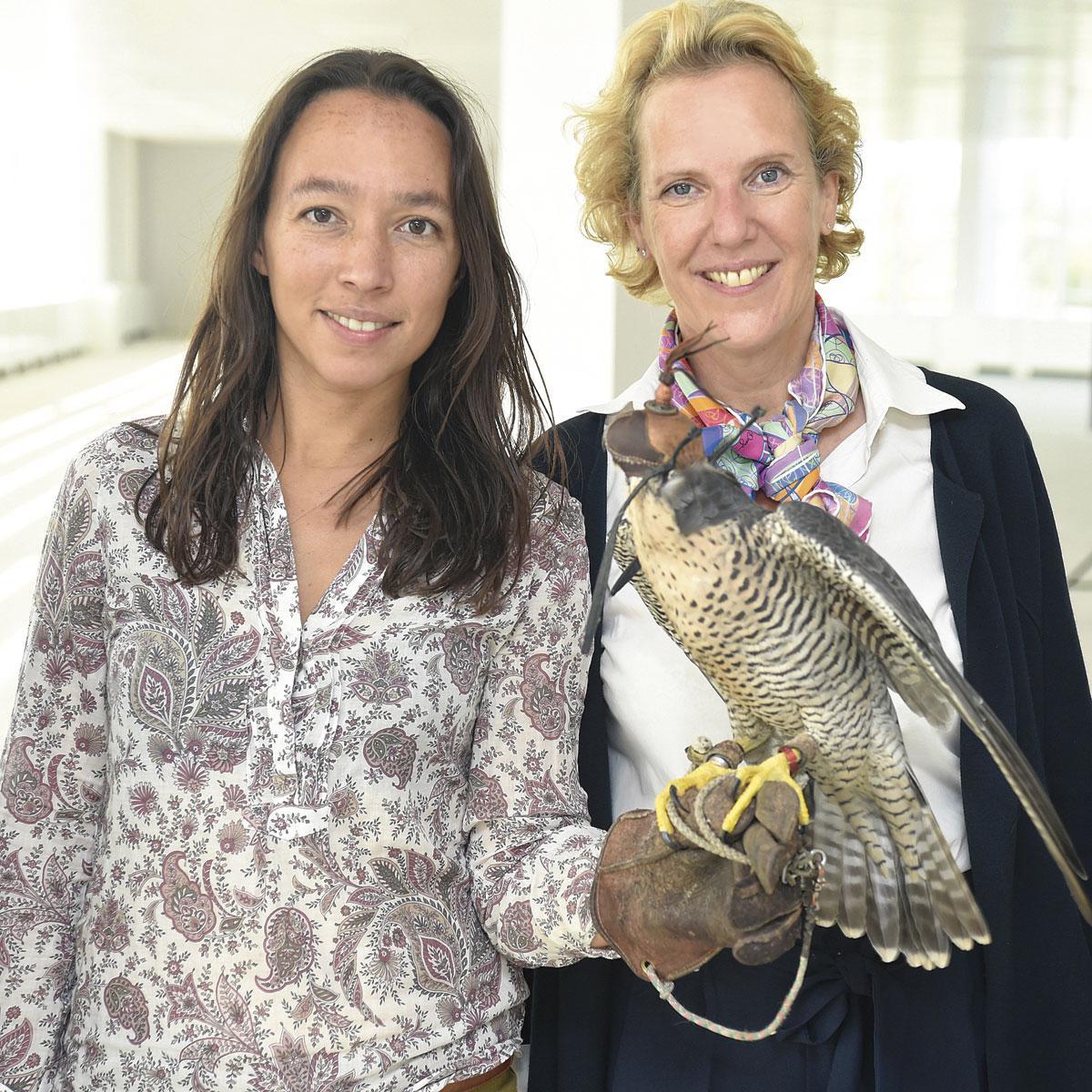 Les organisatrices de l'événement avec l'oiseau du jour: Kathrine Jacobs de Metis Communication et Florence Legein de FLConsult.