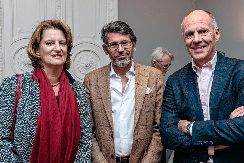 Yves Baudechon, cofondateur de Social Lab, entouré  par son épouse et Philippe Vander Putten, CEO du Comité olympique et interfédéral belge.