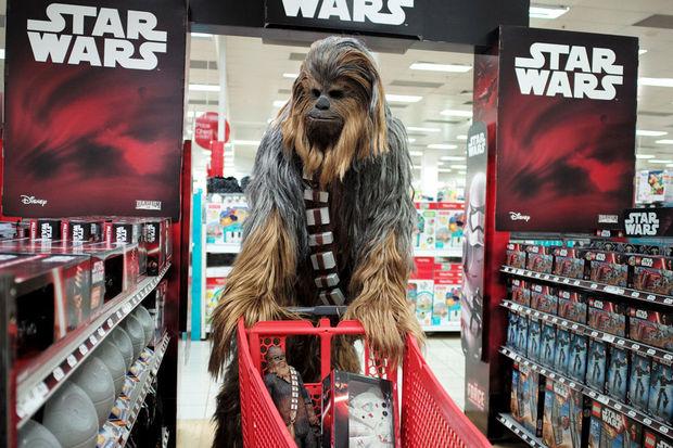 Chewbacca au supermarché. En fait, un fan de la saga Star Wars guettant la sortie des produits dérivés de 'Star Wars: The Force Awakens' Sydney, le 4 septembre 2015.