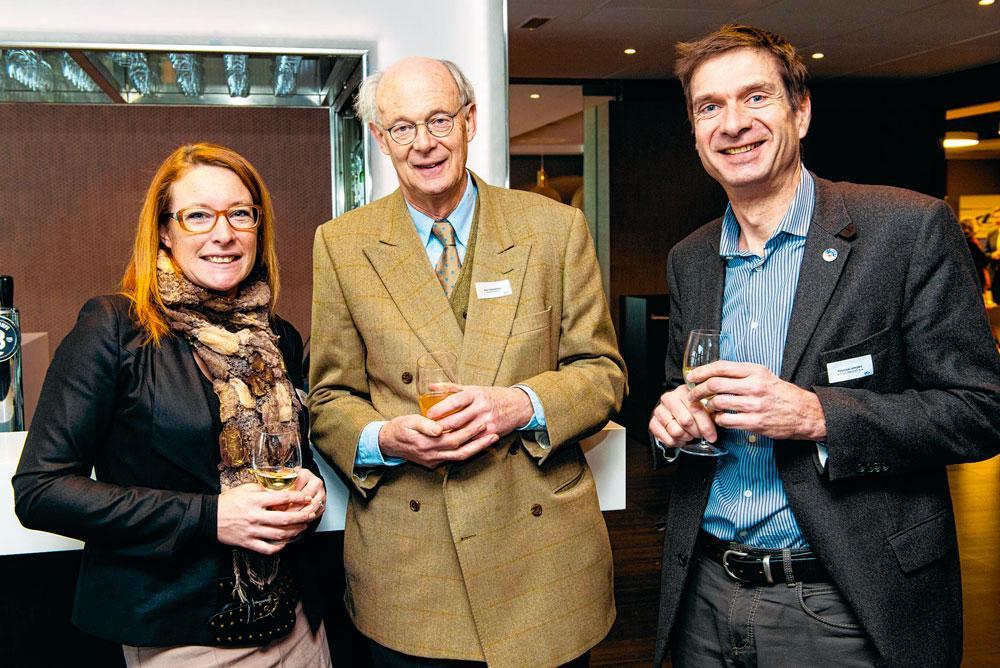 Jennifer Van Eynde, business development manager PME chez Acerta,  et Raphaël Amory, administrateur délégué de Sirius Insight, entourent Jean Mossoux, gérant d'Ideactions.