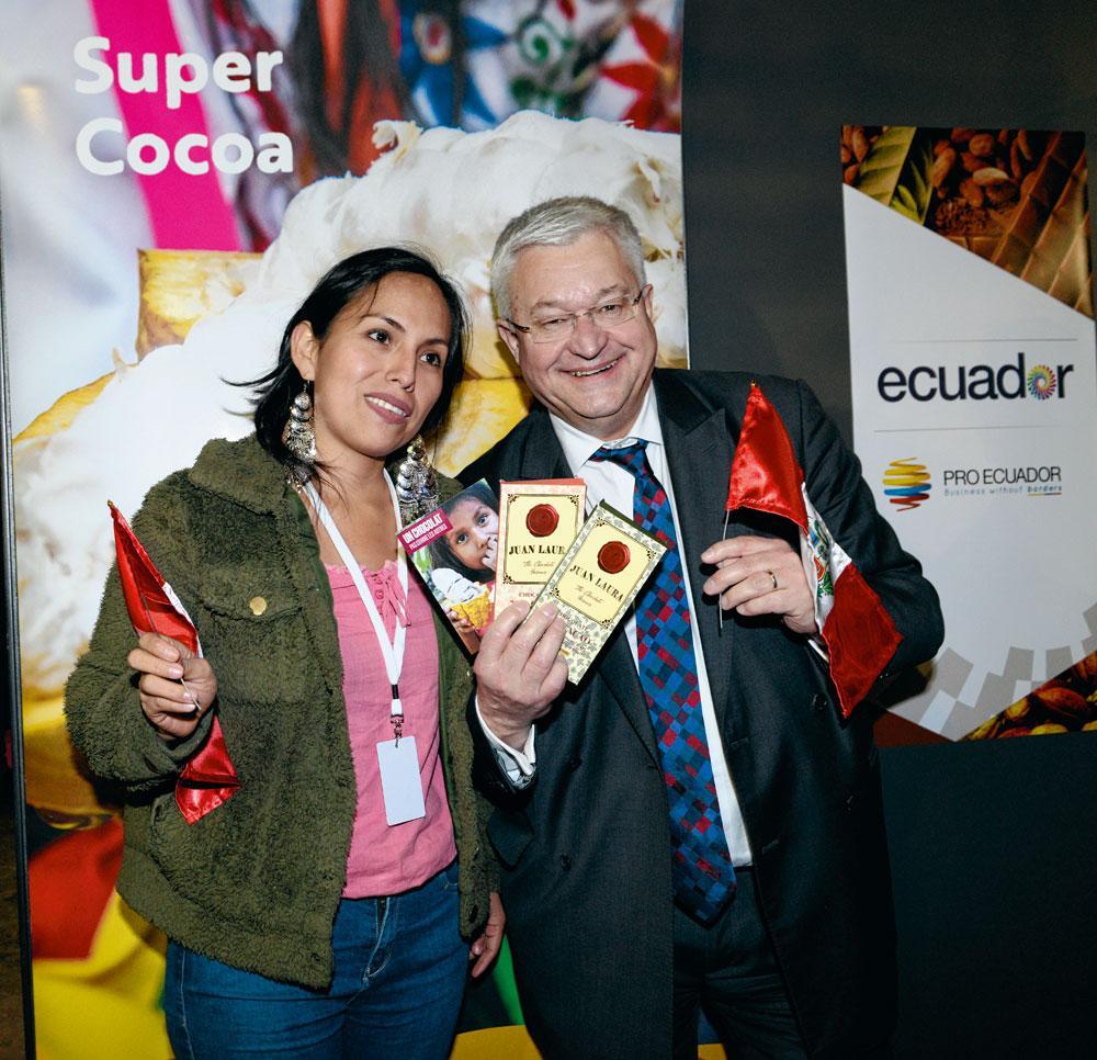 Le ministre bruxellois du Budget et des Finances, Guy Vanhengel, et une exposante équatorienne sur son stand.