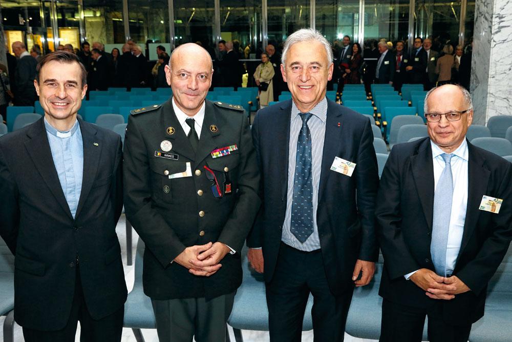 Le chanoine Eric de Beukelaer, aux côtés du commandant militaire de la province de Liège, Jean-Paul Hames,  Michel Foret, président du Grand Liège, et Yves Prete, ancien CEO de Safran Aero Boosters.