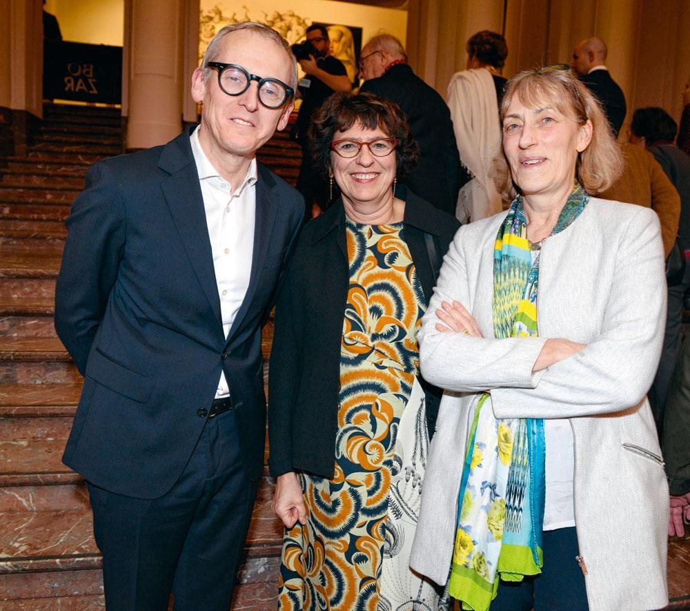 Paul Dujardin, directeur général de Bozar, en compagnie des commissaires de l'exposition : Ingrid De Meûter et Véronique Bücken.