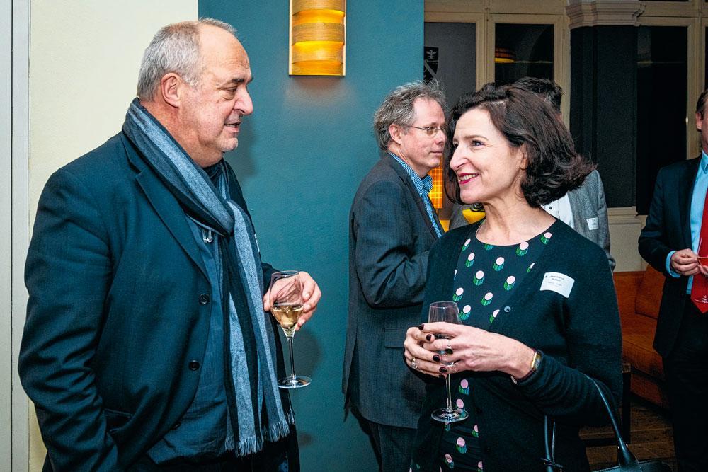L'architecte Luc Deleuze, senior partner d'Art and Build, poursuit la discussion avec Marie-Sophie Hubert, associée-gérante d'Etau.