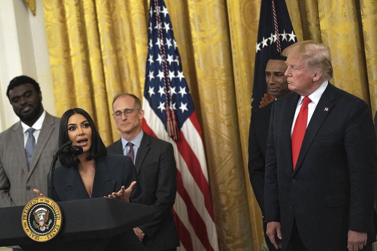 Ambition politique Kim Kardashian s'est récemment impliquée dans plusieurs causes. Pour certains, le couple pourrait même prétendre un jour à la Maison Blanche...