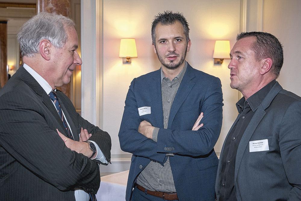 Pierre Gustin, directeur entreprises & institutionnels Wallonie chez ING, discute avec Michel Peeters, ambassadeur du Cercle de Wallonie, sous l'oeil de Mike De Witte, head of direct sales Belgium South - mid & large accounts chez Canon Belgium.
