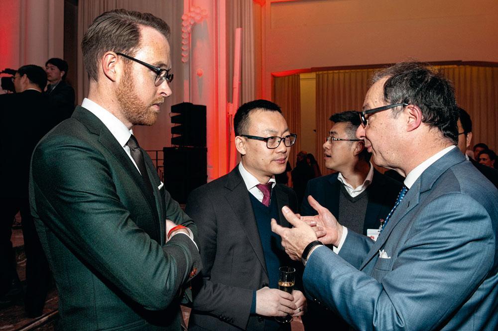 Hannes Van Raemdonck  et Wilson Hu, respectivement public relations manager et general manager de Huawei Technologies Belgium, discutent avec Bernard Dewit.