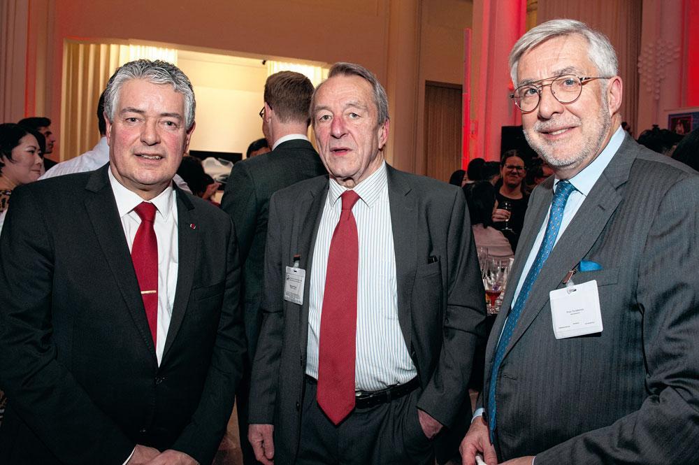 Marc Vinck aux côtés du président de l'Institut belge  des hautes études chinoises, Bernard Pierre, et de l'avocat, Yves Tavernier.