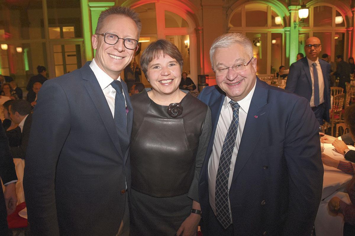 Cécile Jodogne, bourgmestre  de Schaerbeek, entourée de Pierre Hermant, CEO de finance.brussels,  et de Guy Vanhengel, premier vice-président du Parlement bruxellois.