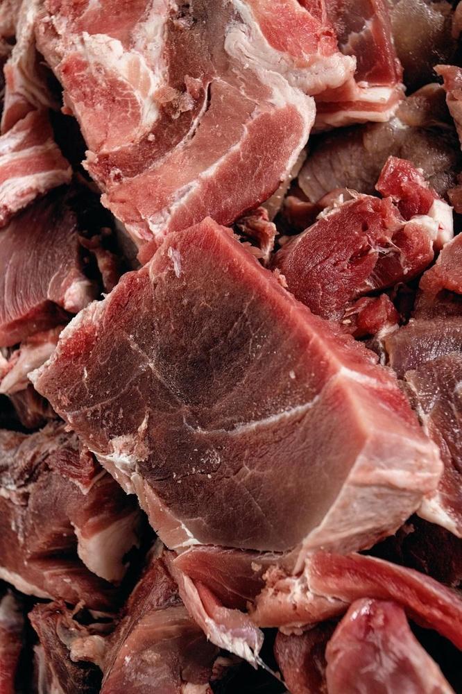 1 La viande. Pour l'ensemble de ses produits, l'entreprise commande entre 10 à 12 tonnes de viande par semaine auprès de quatre producteurs belges; deux en Wallonie, deux en Flandre. Il s'agit majoritairement de porc et, pour certains produits spécifiques, de boeuf. La viande arrive fraîche, avant d'être congelée à -20°C. 